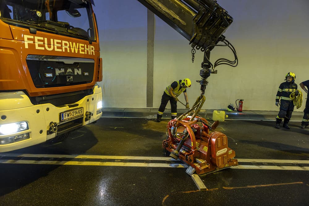 Gallery image 7 - Schwerer Verkehrsunfall im Straßentunnel Dürnstein