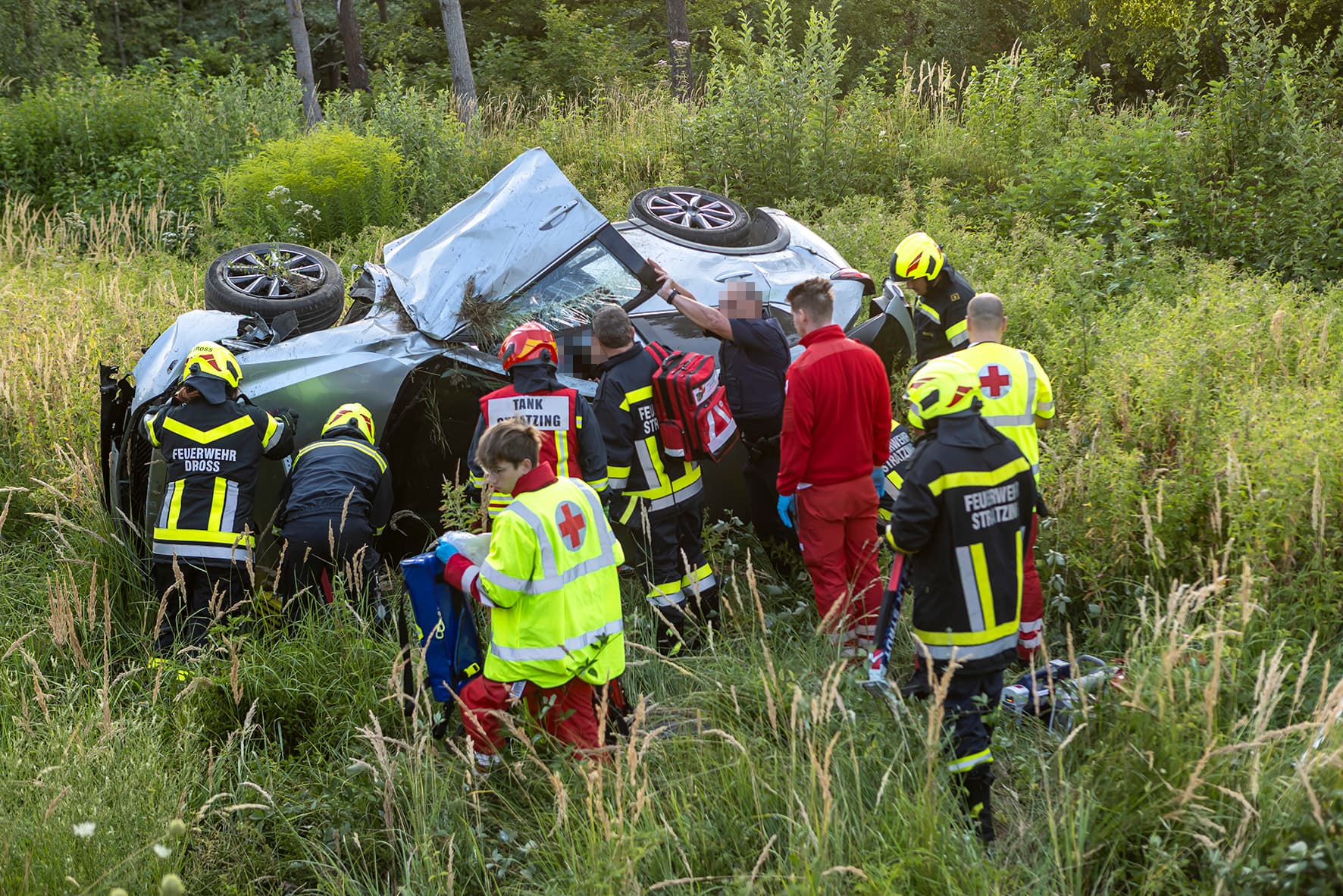 Gallery image 2 - Menschenrettung nach Fahrzeugüberschlag auf der B37