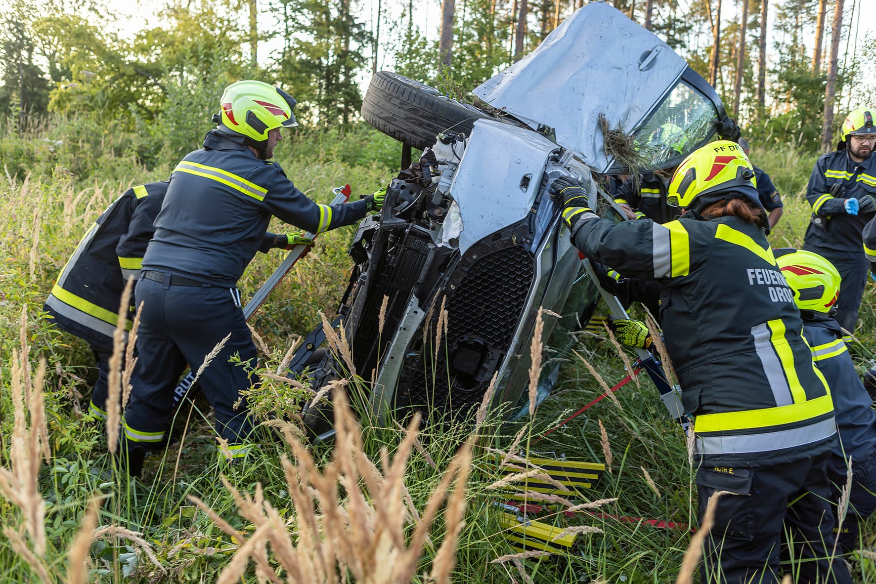 Gallery image 3 - Menschenrettung nach Fahrzeugüberschlag auf der B37