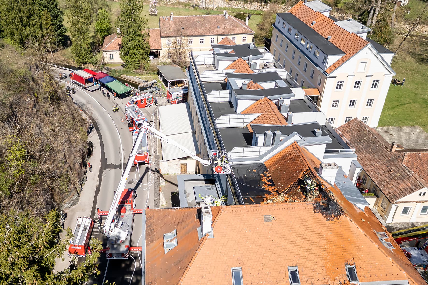 Großeinsatz in Rehberg: Dachstuhlbrand fordert zehn Feuerwehren