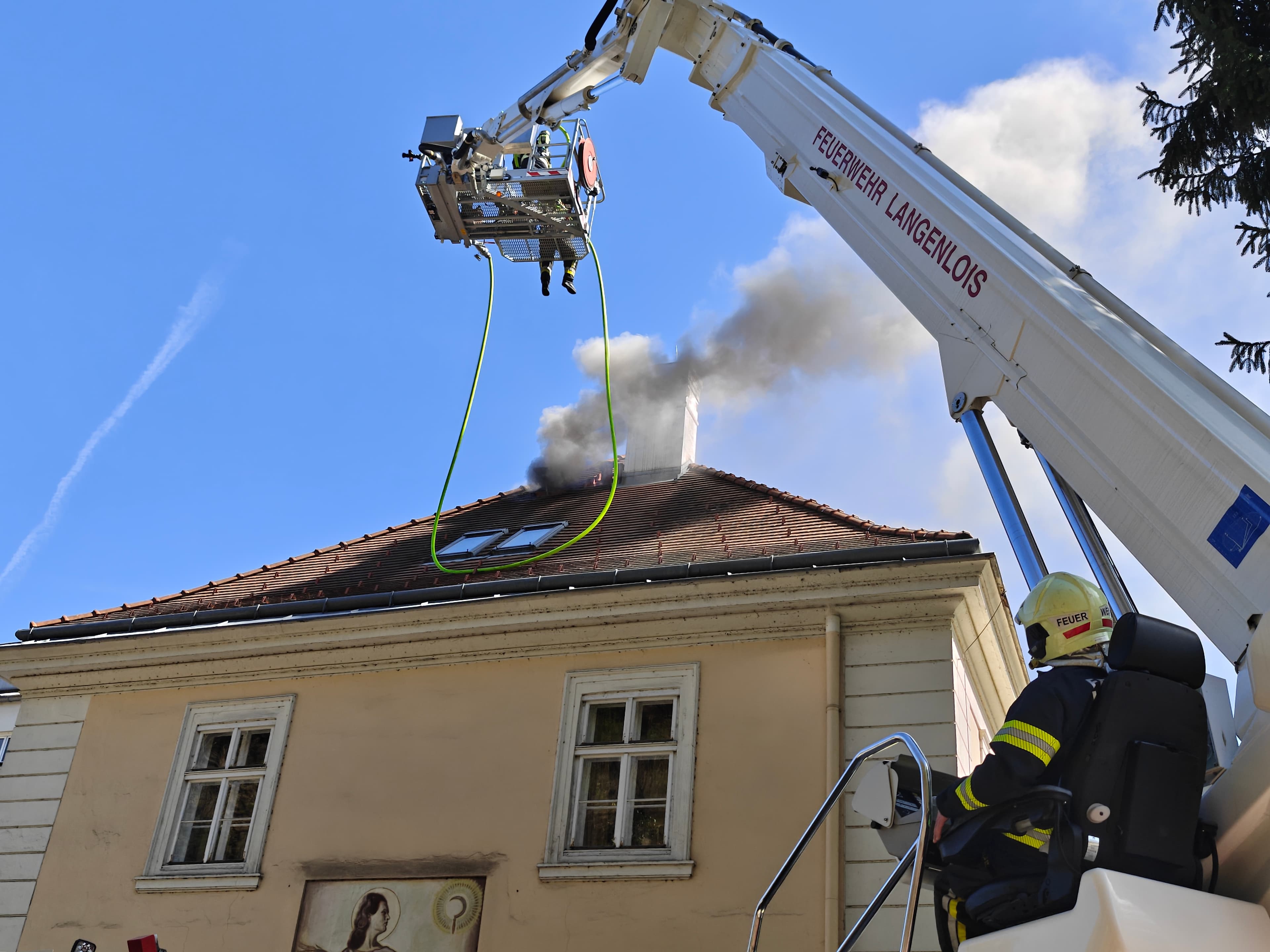 Gallery image 1 - Großeinsatz in Rehberg: Dachstuhlbrand fordert zehn Feuerwehren