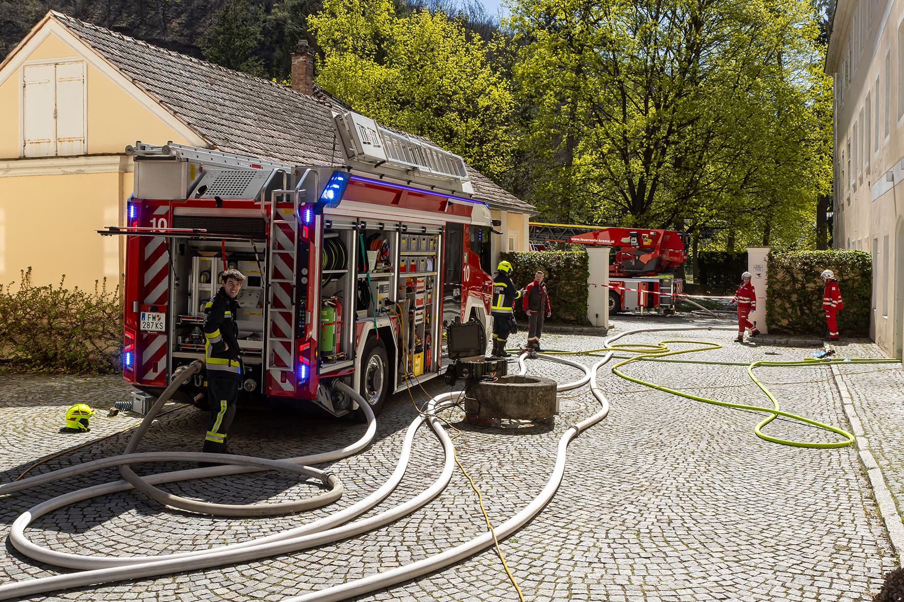 Gallery image 17 - Großeinsatz in Rehberg: Dachstuhlbrand fordert zehn Feuerwehren