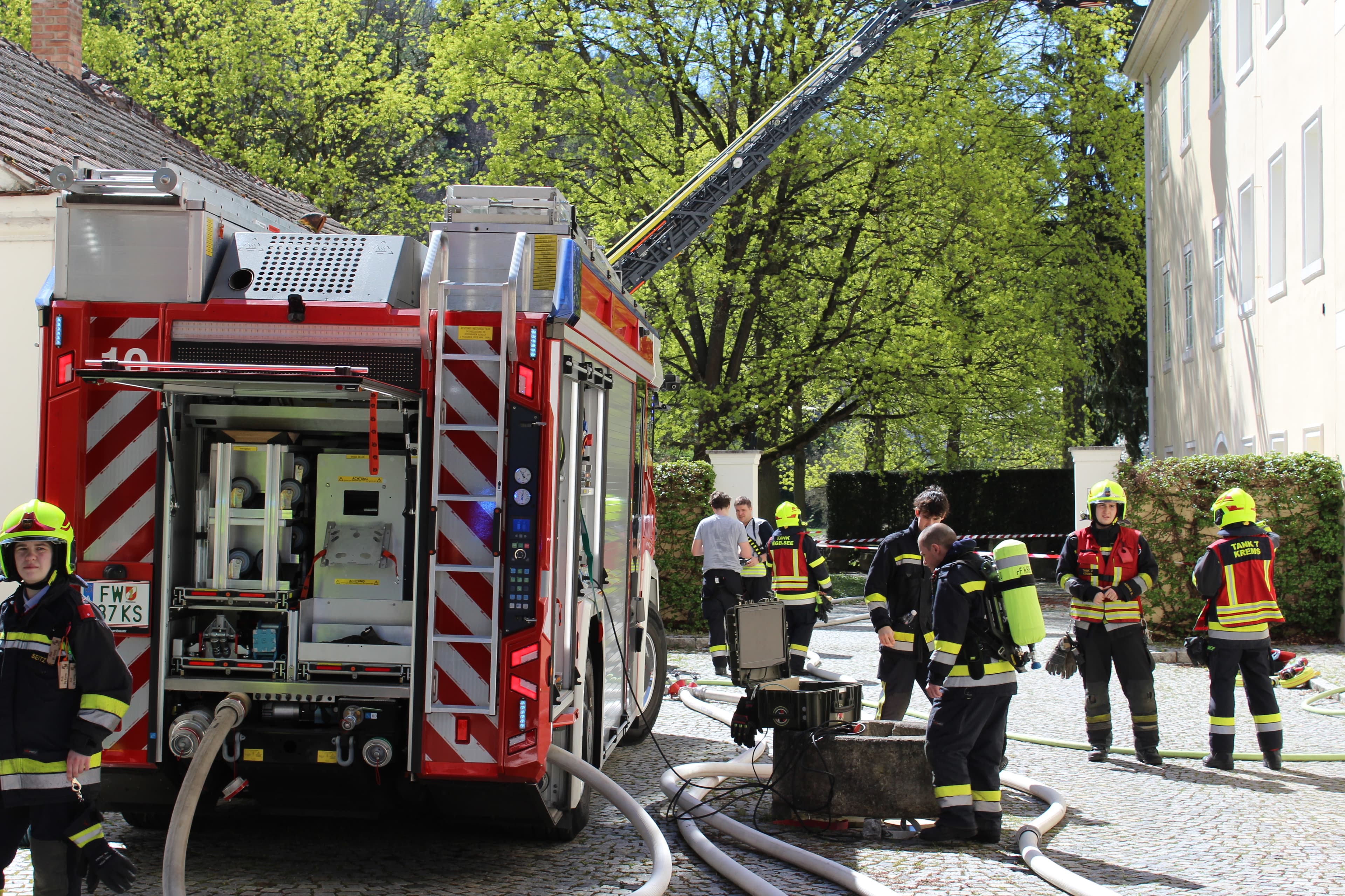 Gallery image 4 - Großeinsatz in Rehberg: Dachstuhlbrand fordert zehn Feuerwehren
