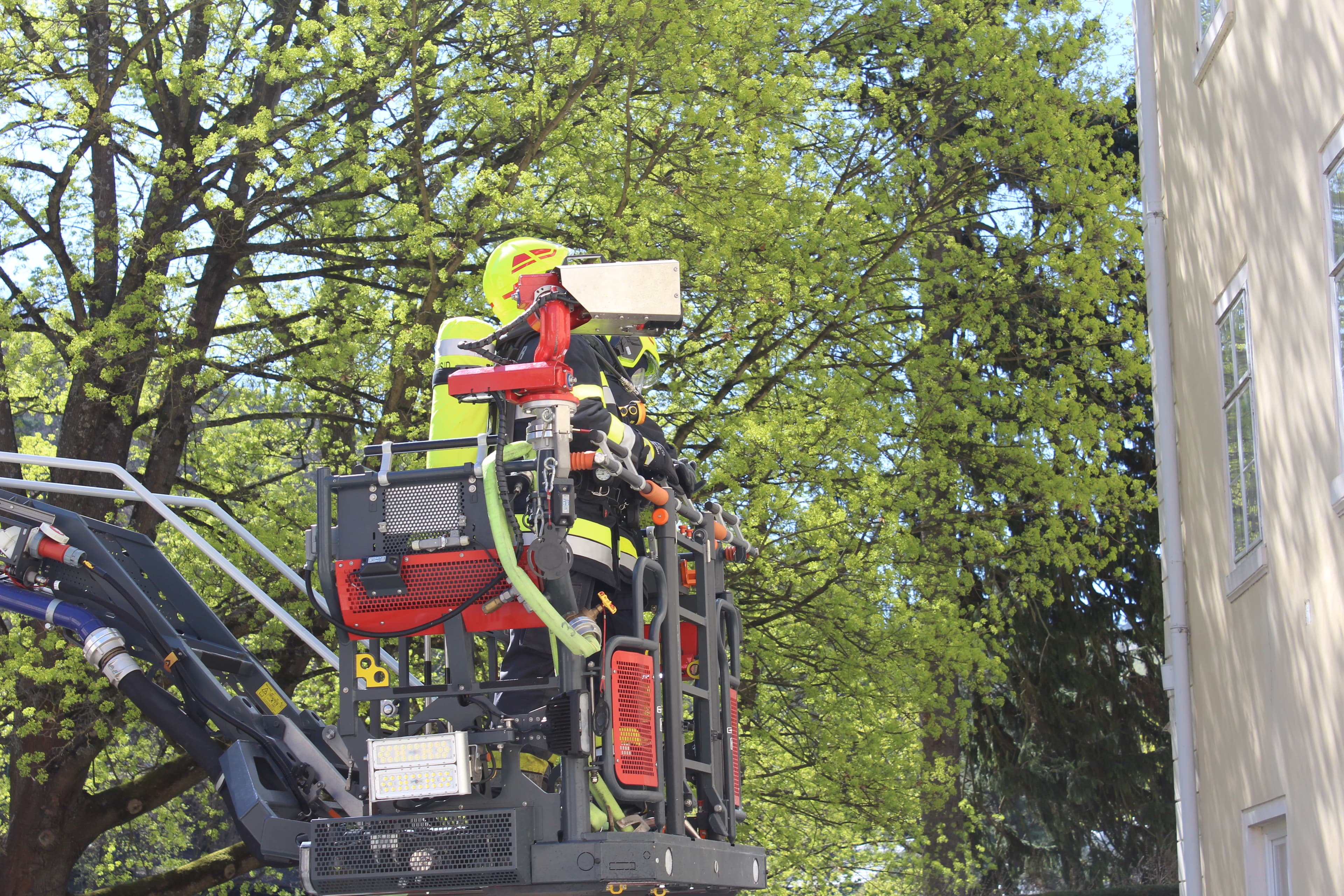 Gallery image 5 - Großeinsatz in Rehberg: Dachstuhlbrand fordert zehn Feuerwehren