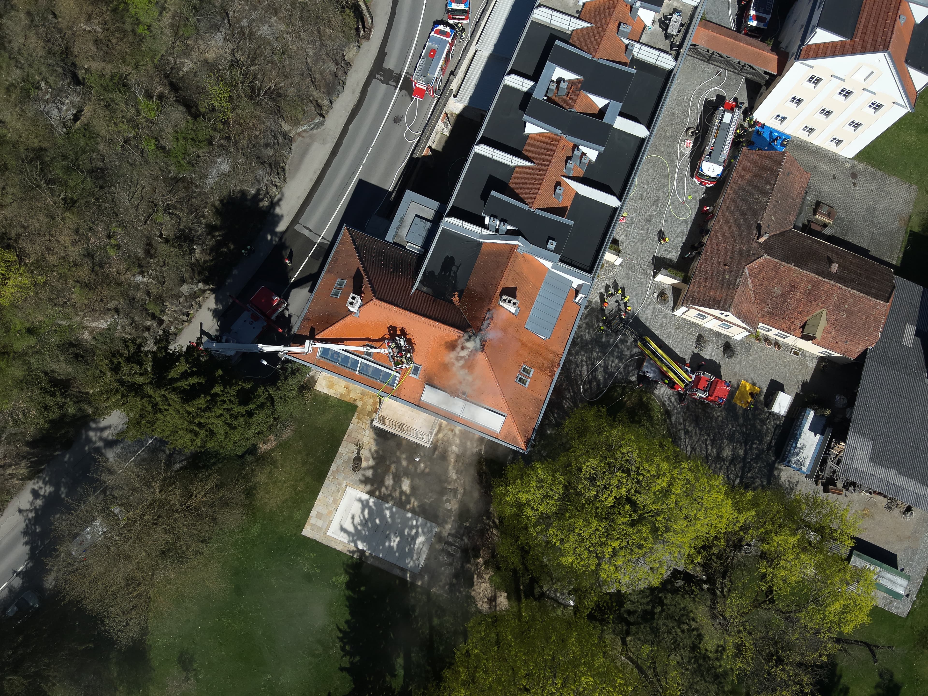 Gallery image 7 - Großeinsatz in Rehberg: Dachstuhlbrand fordert zehn Feuerwehren