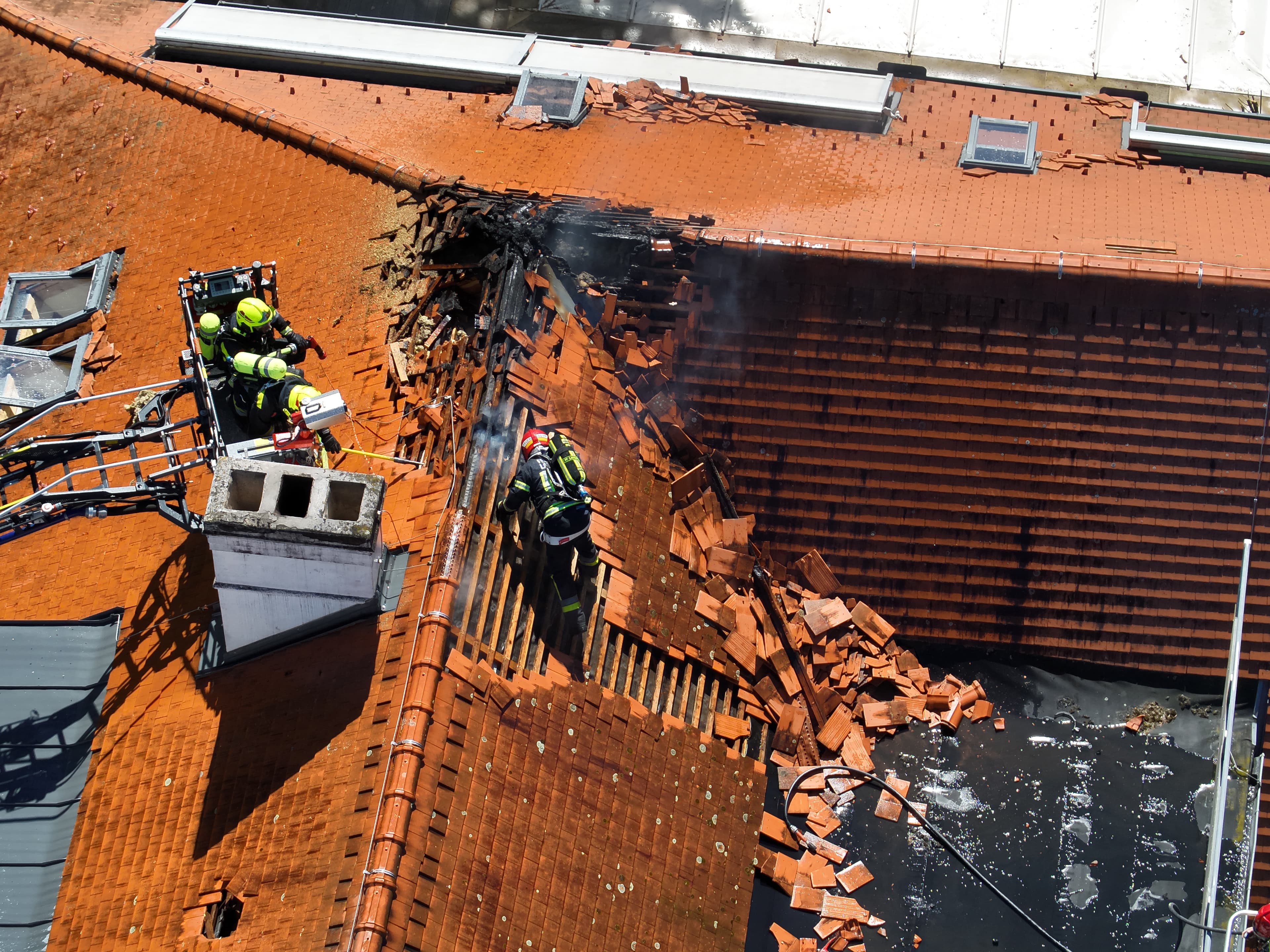 Gallery image 8 - Großeinsatz in Rehberg: Dachstuhlbrand fordert zehn Feuerwehren